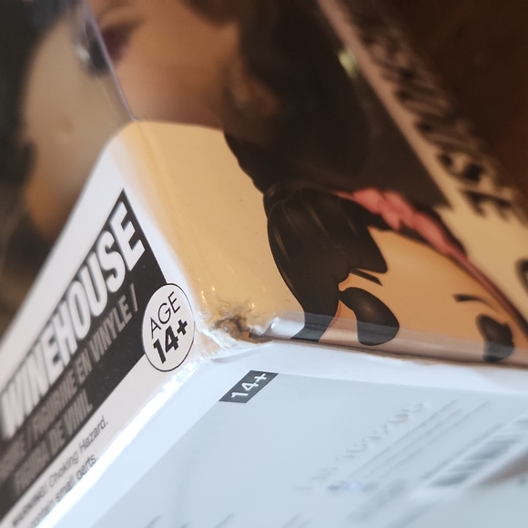 Vaulted Funko POP Amy Winehouse 48 Damaged Box - Picture 9 of 9